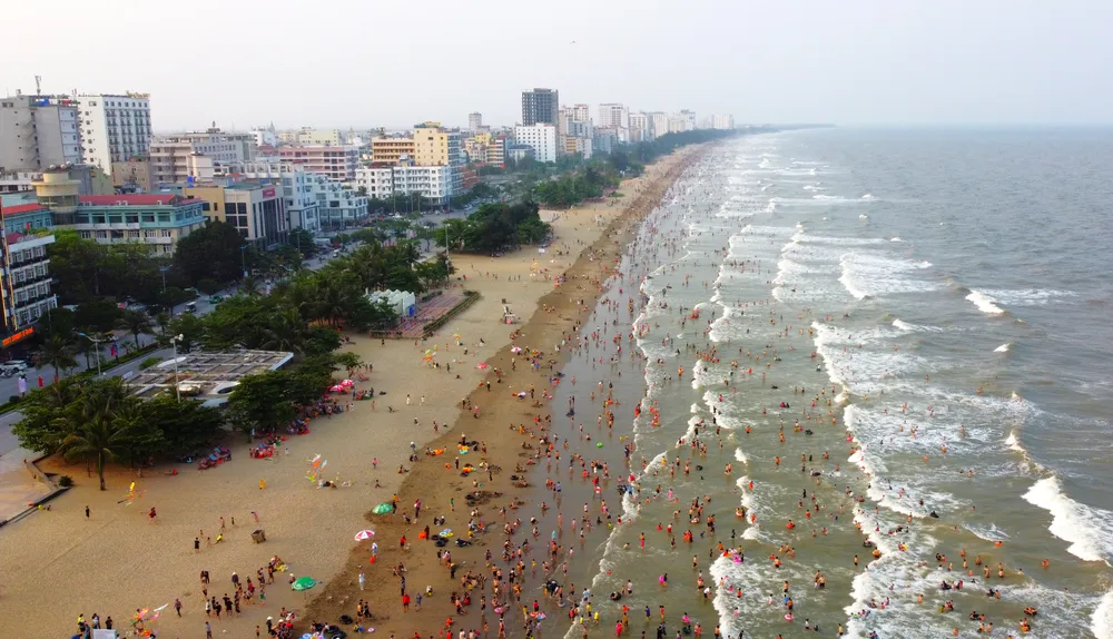 Thành phố biển Sầm Sơn những năm gần đây đang trở thành điểm đến lí tưởng của du khách trong nước và quốc tế. Ảnh: ĐẶNG TRUNG