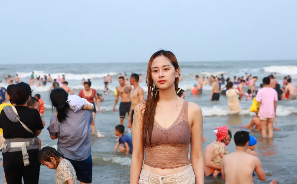 Du khách đến với Sầm Sơn không chỉ ngâm mình trong làn nước mát mà còn lưu lại những hình ảnh làm kỉ niệm. Ảnh: ĐẶNG TRUNG