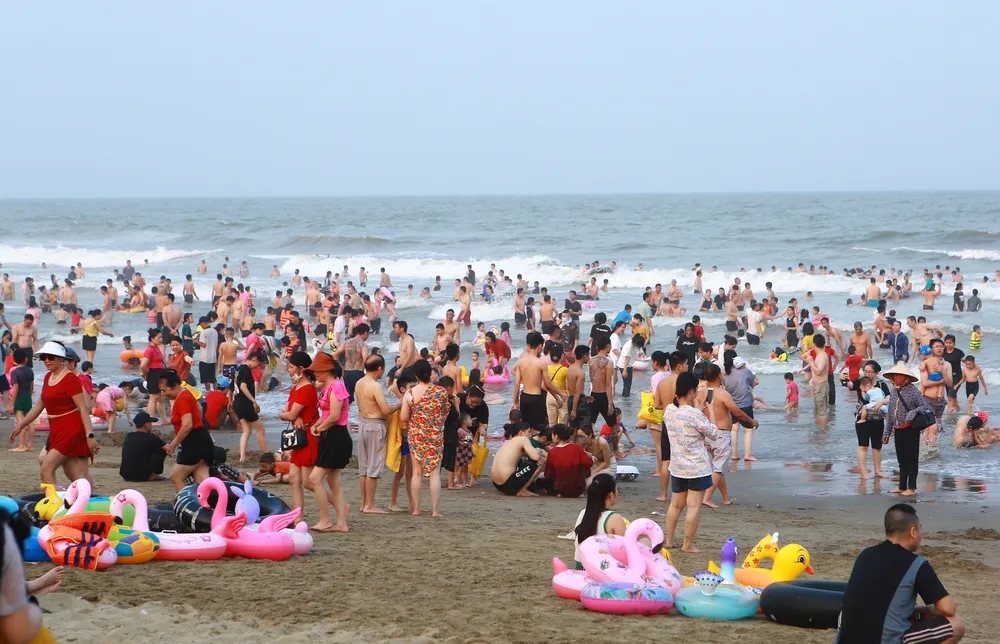 Chiều tối là thời điểm lý tưởng để người dân tìm về bờ biển Sầm Sơn vui chơi, ăn uống. Ảnh: ĐẶNG TRUNG