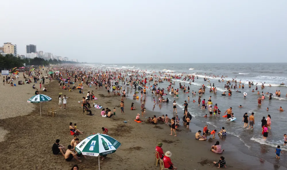Lượng khách đổ về Sầm Sơn dù giảm hơn ngày lễ nhưng vẫn rất đông, do những ngày qua miền Bắc đang trải qua những ngày nắng nóng kéo dài, trong khi tại Thanh Hóa đỉnh điểm ghi nhận có lúc trên 40 độ C. Ảnh: ĐẶNG TRUNG