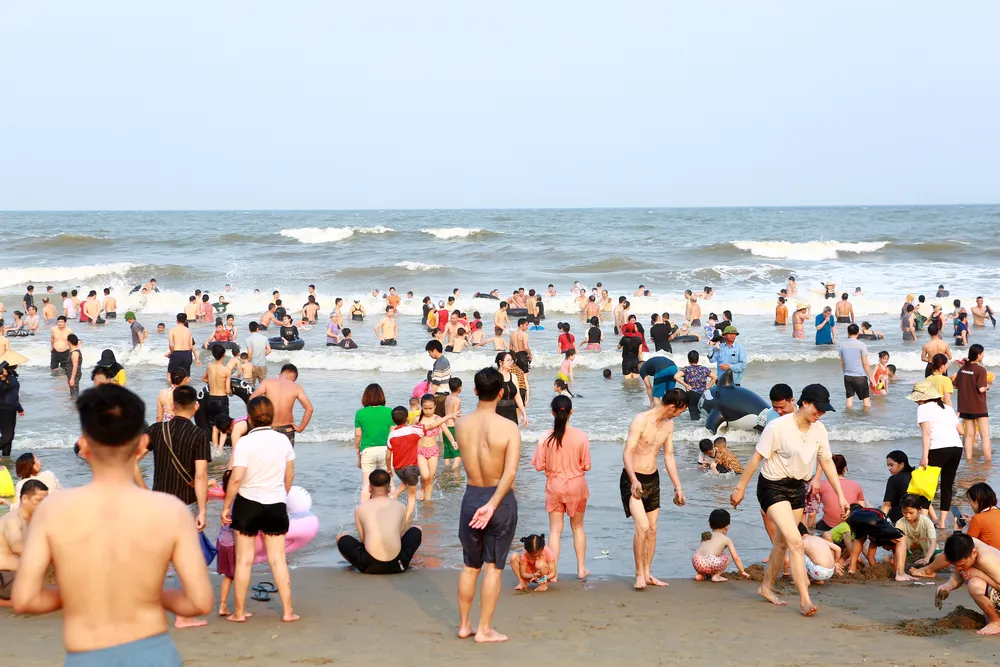 Nhiều du khách cho biết, chạy từ Hà Nội về Sầm Sơn chỉ mất khoảng 3 giờ đi xe ô tô, nên thường cuối tuần việc lựa chọn đi biển là một trải nghiệm tuyệt vời cùng bạn bè, gia đình. Ảnh: ĐẶNG TRUNG