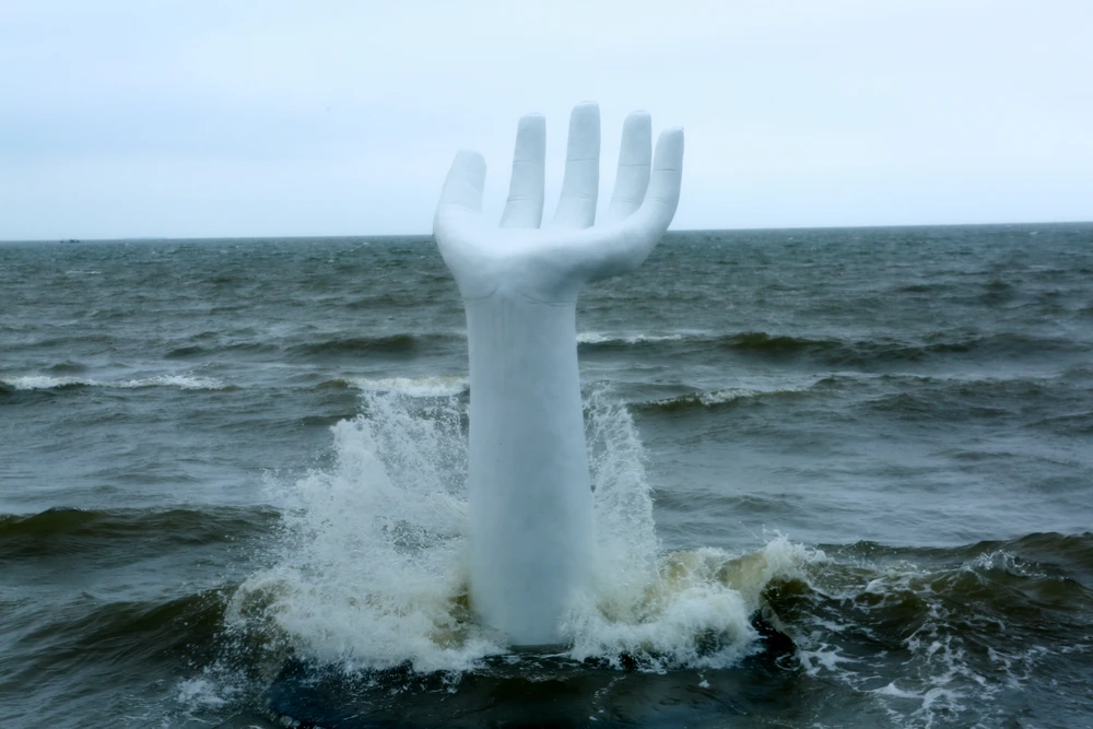 Dự án có tổng vốn đầu tư 10 tỷ đồng từ nguồn ngân sách huyện Hoằng Hóa, trong đó hạng mục 5 chòi canh bàn tay được đầu tư hơn 300 triệu. Tuy nhiên, theo ông Bình dự án này đến nay mới giải ngân khoảng 2-3 tỉ đồng và chưa huy động được nguồn vốn hợp pháp khác.