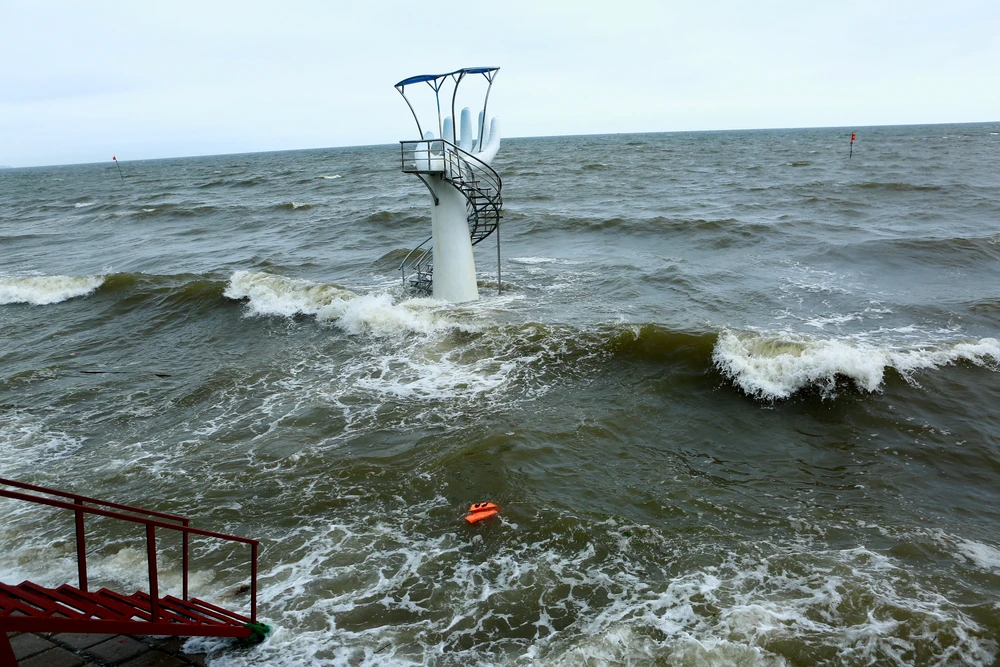 Những "bàn tay khổng lồ" này được dùng làm chòi canh gác để nhân viên an ninh quan sát, cứu hộ phòng đuối nước nếu phát hiện tình huống xấu xảy ra khi người dân và du khách tắm biển. Hiện đã có 3 chòi gác bàn tay được đưa vào sử dụng, 2 cái còn lại vẫn chưa hoàn thiện.