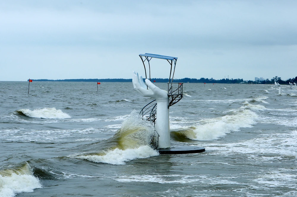 Trả lời về làm thế nào để đảm bảo an toàn cho du khách khi tắm biển Hải Tiến, ông Bình cho rằng hiện nay giải pháp này mới chỉ đóng là bọc cao su xung quanh đế, cùng với đó là thực hiện dán biển báo và ngăn cho du khách không đến lại gần, thời gian tới chúng tôi sẽ nghiên cứu thêm.