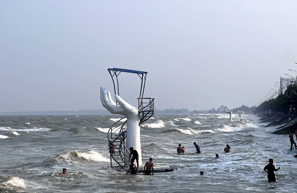 Xung quanh thông tin có nhiều du khách tắm biển và chơi quanh khu vực các bàn tay, khiến một cháu bé bị té ngã cầu thang bị thương nhẹ vào chiều ngày 7-5, ông Bình cho biết hiện đang trong quá trình xác minh làm rõ.