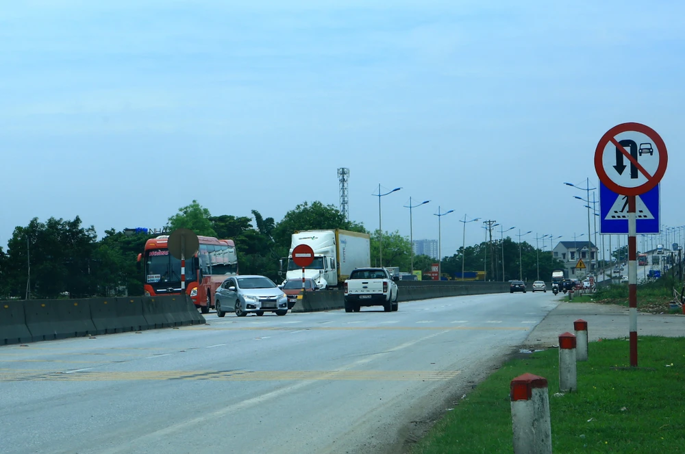 Sau đó Cục CSGT-Bộ Công an và Khu Quản lý đường bộ II đã thống nhất cắm biển cấm quay đầu xe ô tô ở 2 điểm mở dải phân cách, chỉ cho phép xe mô tô, xe máy qua lại dựa trên khảo sát thực tế và kiến nghị đề xuất của xã Hoằng Quang, TP Thanh Hóa.