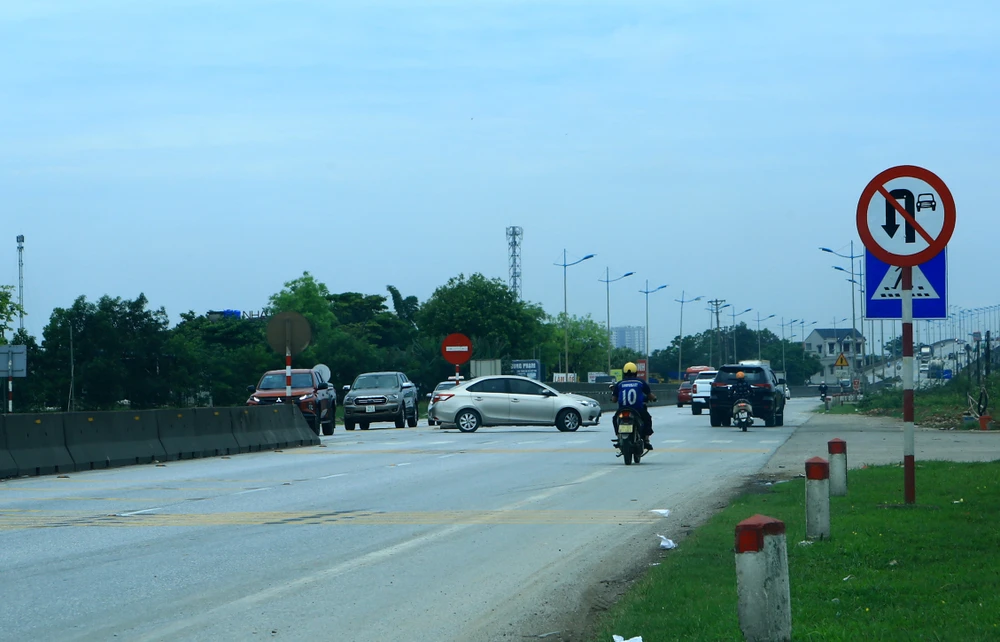 Khi xe lưu thông trên tuyến QL1A từ cầu Nguyệt Viên với tốc độ cao có lúc buộc phải phanh gấp để chờ ô tô quay đầu mới tiếp tục lưu thông được.