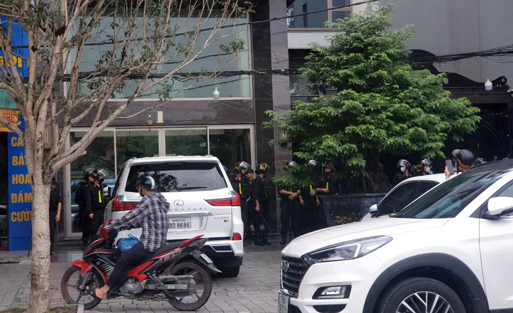 Cùng thời điểm cảnh sát cơ động cũng được huy động xuất hiện bên ngoài ngôi nhà 91, Đại lộ Lê Lợi, phường Lam Sơn, TP Thanh Hóa. Cùng thời điểm cảnh sát cơ động cũng được huy động xuất hiện bên ngoài ngôi nhà 91, Đại lộ Lê Lợi, phường Lam Sơn, TP Thanh Hóa.