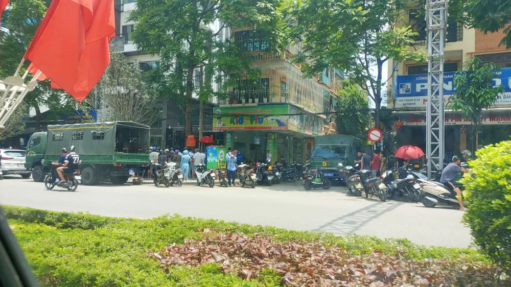 Tại ngôi nhà 91 đến khoảng 12g40 trưa nay 11-5, lực lượng cảnh sát vẫn đang thực hiện khám xét. Tại ngôi nhà 91 đến khoảng 12g40 trưa nay 11-5, lực lượng cảnh sát vẫn đang thực hiện khám xét.