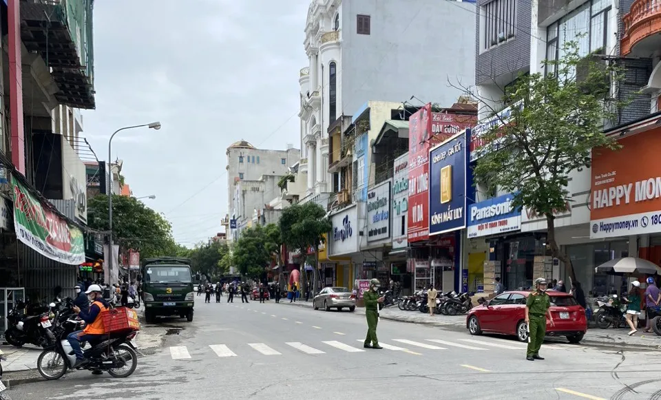 Hình ảnh cảnh sát cơ động, hình sự bao vây tuyến phố Lê Hoàn gần khu vực nhà ở nơi Tuấn thần đèn sinh sống.