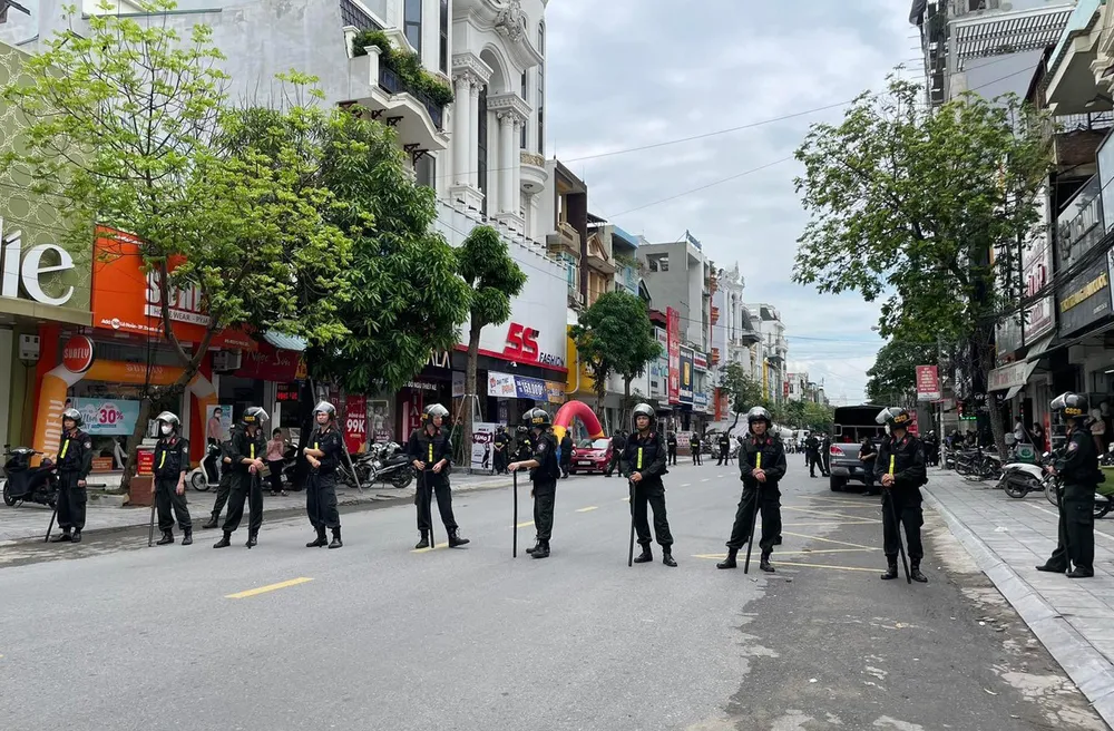 Cảnh sát cơ động xuất hiện trên tuyến phố Lê Hoàng sáng 11-5. Cảnh sát cơ động xuất hiện trên tuyến phố Lê Hoàng sáng 11-5.