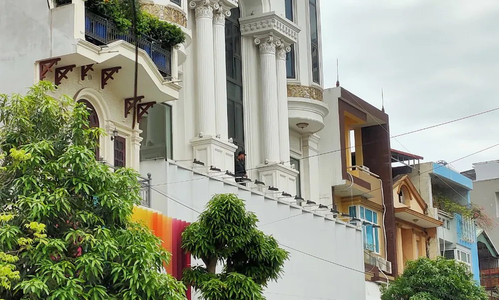 Cảnh sát xuất hiện trong ngôi nhà 173 Lê Hoàn nơi Tuấn &apos;thần đèn&apos; sinh sống.