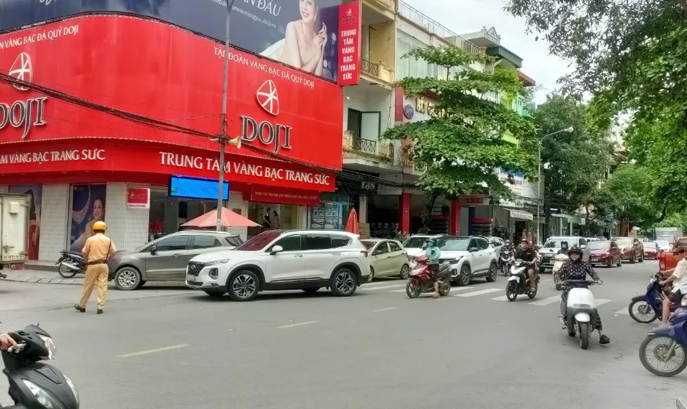 Cảnh sát giao thông hướng dẫn các phương tiện trên phố Lê Hoàn. Cảnh sát giao thông hướng dẫn các phương tiện trên phố Lê Hoàn.