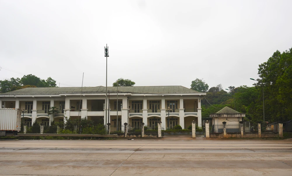 Khu nhà điều hành Trạm thu phí trên Quốc lộ 1A bỏ hoang.
