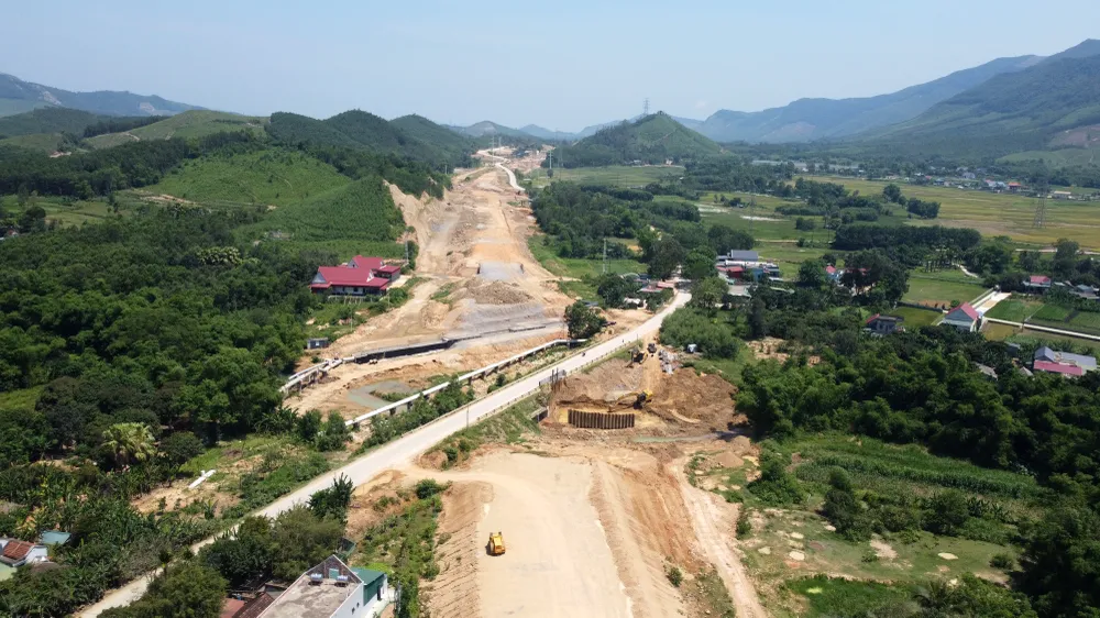 Nhìn từ trên cao gói thầu này vẫn còn ngổn ngang. Nhìn từ trên cao gói thầu này vẫn còn ngổn ngang.