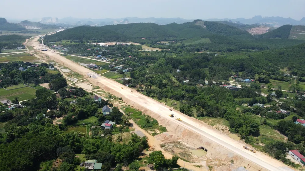 Bộ GTVT chỉ ra nguyên nhân khiến dự án chậm tiến độ do một số nhà thầu chưa huy động kịp thời nguồn lực tài chính và tiến độ thi công chưa liên tục để bù tiến độ đã bị chậm. Bộ GTVT chỉ ra nguyên nhân khiến dự án chậm tiến độ do một số nhà thầu chưa huy động kịp thời nguồn lực tài chính và tiến độ thi công chưa liên tục để bù tiến độ đã bị chậm.