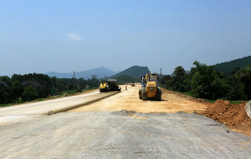 Một đoạn đường trên gói thầu XL3 đang thực hiện lu nền. Một đoạn đường trên gói thầu XL3 đang thực hiện lu nền.