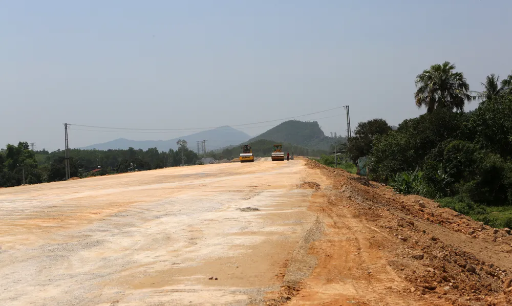 Bộ GTVT cũng yêu cầu các nhà đầu tư chỉ đạo đơn vị thi công gói thầu XL1, XL3 đẩy nhanh tiến độ thi công nền đường, móng, mặt đường. Bộ GTVT cũng yêu cầu các nhà đầu tư chỉ đạo đơn vị thi công gói thầu XL1, XL3 đẩy nhanh tiến độ thi công nền đường, móng, mặt đường.