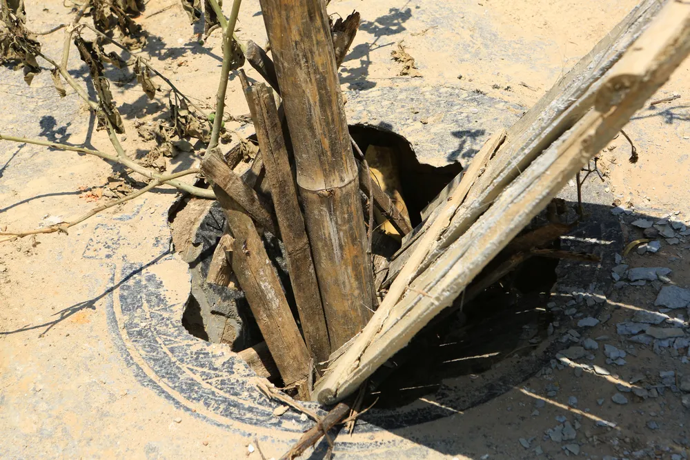 Nắp hố ga vỡ vụn được người dân dùng tấm đan bỏ xuống để cảnh báo người đi đường. Ảnh: Đ.TRUNG