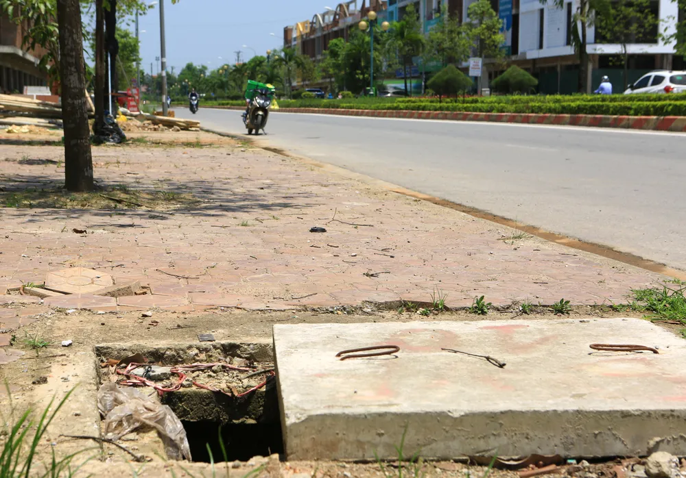 Hiện Khu đô thị Núi Long đã có đông dân cư vào ở và theo quy định, mặt bằng phải hoàn thiện toàn bộ hạ tầng trước khi bán cho người dân, nhưng đến nay nhiều khu vực hạ tầng vẫn chưa hoàn thiện, gây mất ATGT. Ảnh: Đ.TRUNG