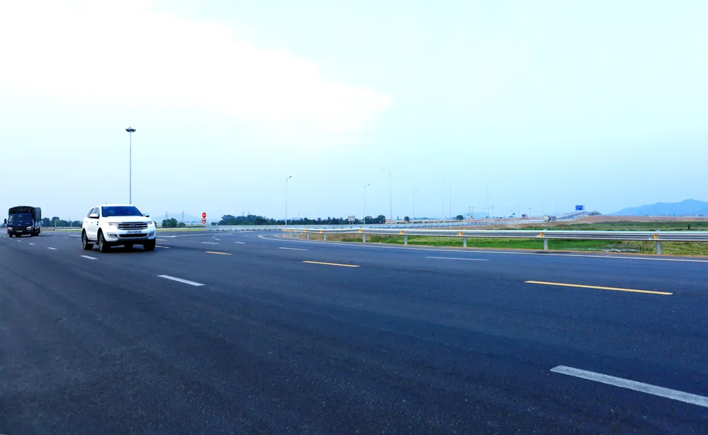 Trước đó, ngày 1-5 Thủ tướng Phạm Minh Chính yêu cầu Bộ GTVT chỉ đạo nhà tập trung nhiều máy móc, thiết bị, kỹ sư, công nhân, người lao động tiến hành thi công “3 ca 4 kíp”. Qua đó nhằm đảm bảo tiến độ hoàn thành gói thầu với chiều dài 9,5 Km trước ngày 30-6-2023 như đã cam kết.