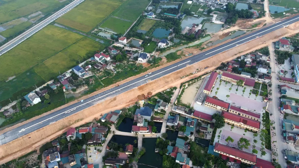 Một đoạn cao tốc Mai Sơn - Quốc lộ 45 đi xuyên qua khu dân cư đang được hoàn thiện.