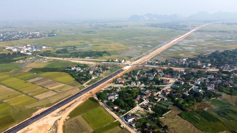 Cao tốc Mai Sơn - Quốc lộ 45 đoạn từ Đông Xuân đi Tân Phúc nhìn từ trên cao đi qua những cánh đồng đang mùa lúa chín.