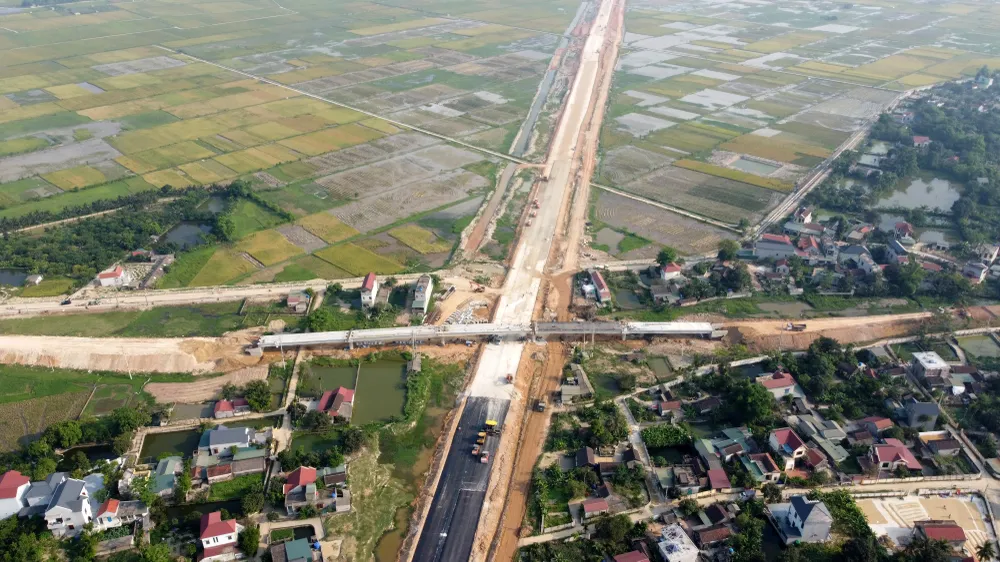 Đến ngày 20-5 hiện các cầu dân sinh cao tốc Mai Sơn - Quốc lộ 45 đi qua đoạn còn lại từ Đông Xuân đi Tân Phúc cũng đang được hoàn thiện cơ bản.