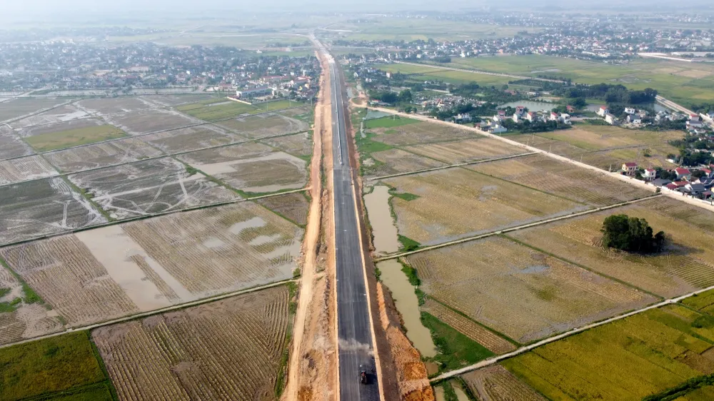 Theo đại diện nhà thầu thi công trong 9,5 km trên Cao tốc Mai Sơn - Quốc lộ đã được rải nhựa khoảng gần 50% khối lượng công việc.