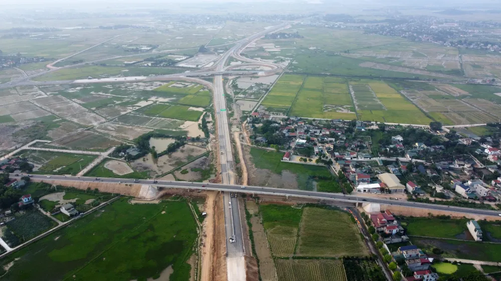 Tuy nhiên, từ nút giao thông Đông Xuân đi Tân Phúc thuộc tuyến Cao tốc Mai Sơn – Quốc lộ 45) khoảng 9,5 km đang được nhà thầu gấp rút thi công hoàn thiện. Trong ảnh là nút giao thông Đông Xuân và cầu vượt Quốc lộ 47.