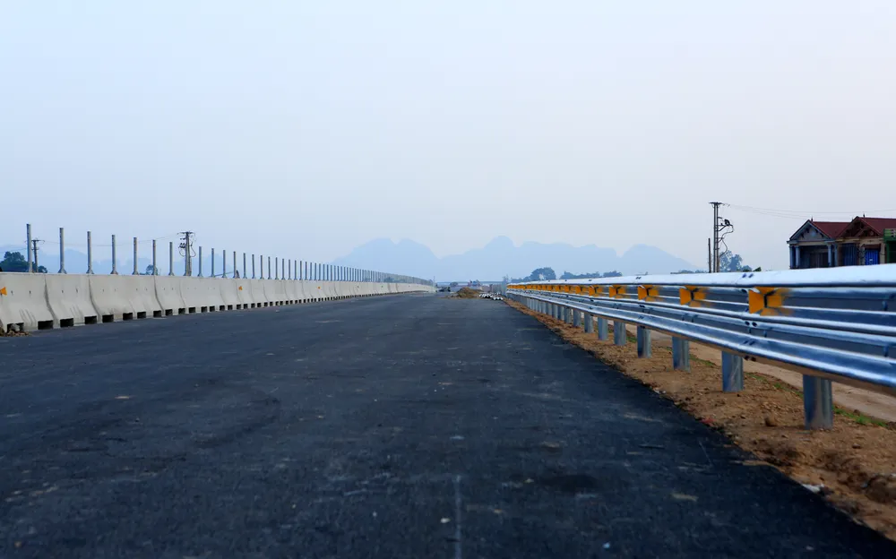 Theo sau đó là công nhân, máy móc được huy động để lắp đặt dải phân cách cứng, lan can...