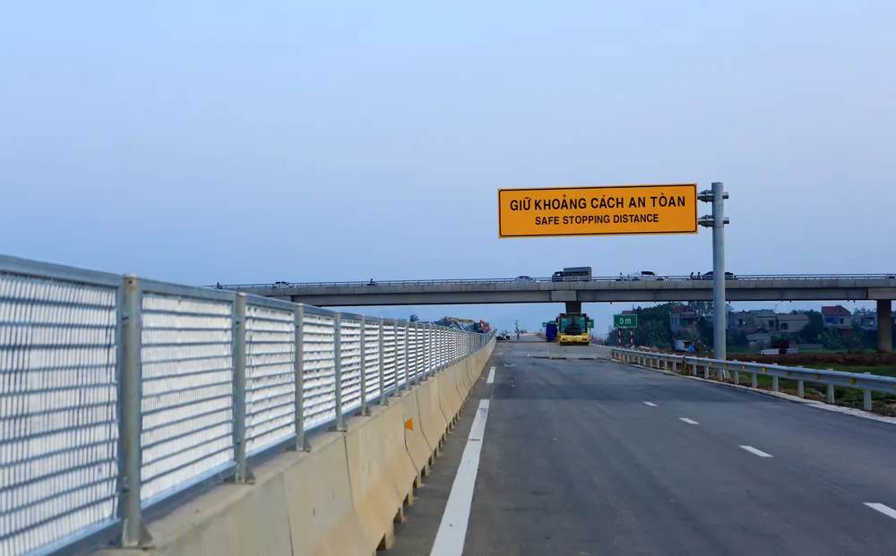 Hệ thống chống lóa bằng kim loại tại nút giao thông Đông Xuân đi Tân Phúc đang được các nhà thầu thi thông đến đâu lắp đặt đến đó nhằm đảm bảo tiến độ, đảm bảo an toàn cho các phương tiện lưu thông.