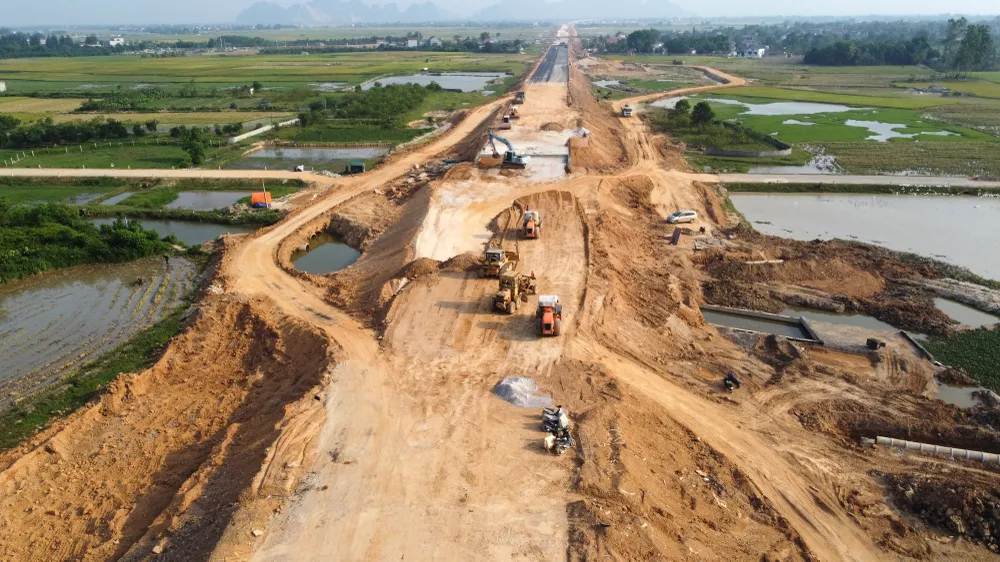 Theo kỹ sư Lê Văn Huân nhà thầu thi công Vinaconex hiện huy động tối đa 214 máy móc, phương tiện cùng hàng trăm công nhân thi công trên toàn tuyến 9,5 Km còn lại. Trong ảnh, là cầu kênh 3 xã được huy động tối đa máy móc làm ngày làm đêm.