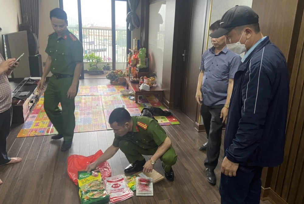 Lực lượng công an thu giữ số mì chính và hạt nêm giả tại nhà vợ chồng Sơn, Yến. Ảnh: CATH