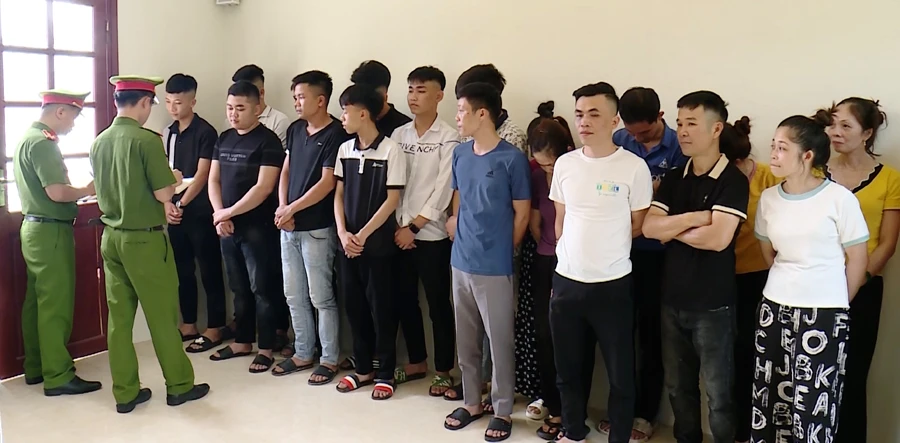 Nhóm người tiếp tay lừa đảo bị Công an huyện Như Xuân triệu tập. Ảnh: CATH