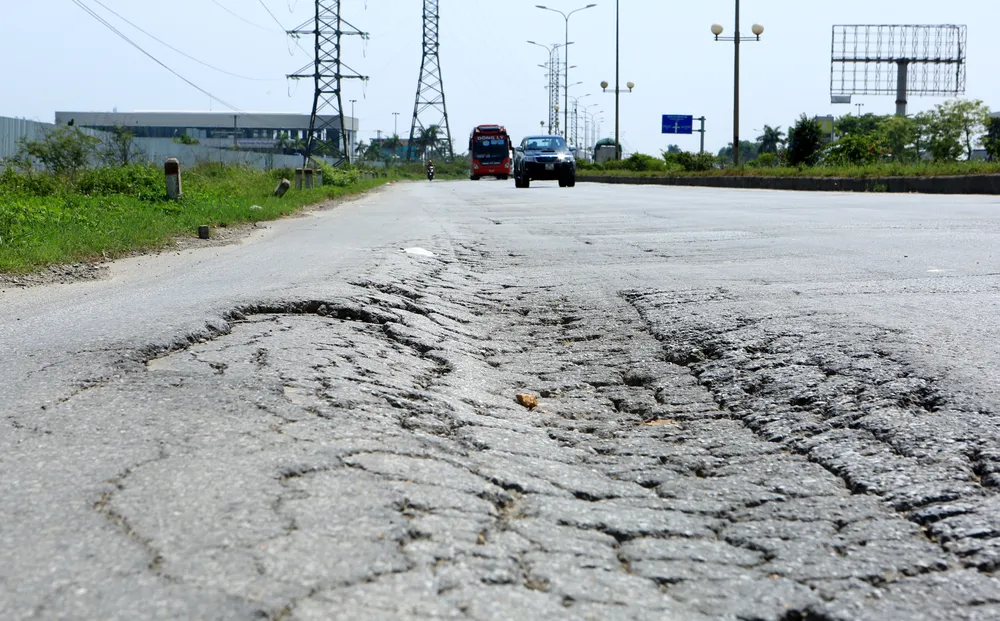 "Mặt dù nhiều lần, chúng tôi đã có ý kiến đến nhà đầu tư tuyến đường sớm tiến hành tu sửa, tuy nhiên, phía nhà đầu tư trả lời không có kinh phí để khắc phục, sửa chữa”, vị lãnh đạo Khu quản lý đường bộ II - Cục đường bộ Việt Nam cho hay. "Mặt dù nhiều lần, chúng tôi đã có ý kiến đến nhà đầu tư tuyến đường sớm tiến hành tu sửa, tuy nhiên, phía nhà đầu tư trả lời không có kinh phí để khắc phục, sửa chữa”, vị lãnh đạo Khu quản lý đường bộ II - Cục đường bộ Việt Nam cho hay.