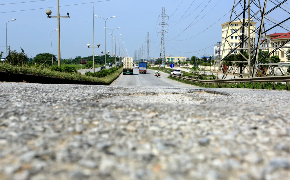 Sự biến dạng nghiêm trọng của mặt đường đã khiến nhiều phương tiện khi tham giao thông qua đoạn đường này 'ớn lạnh'. Sự biến dạng nghiêm trọng của mặt đường đã khiến nhiều phương tiện khi tham giao thông qua đoạn đường này 'ớn lạnh'.