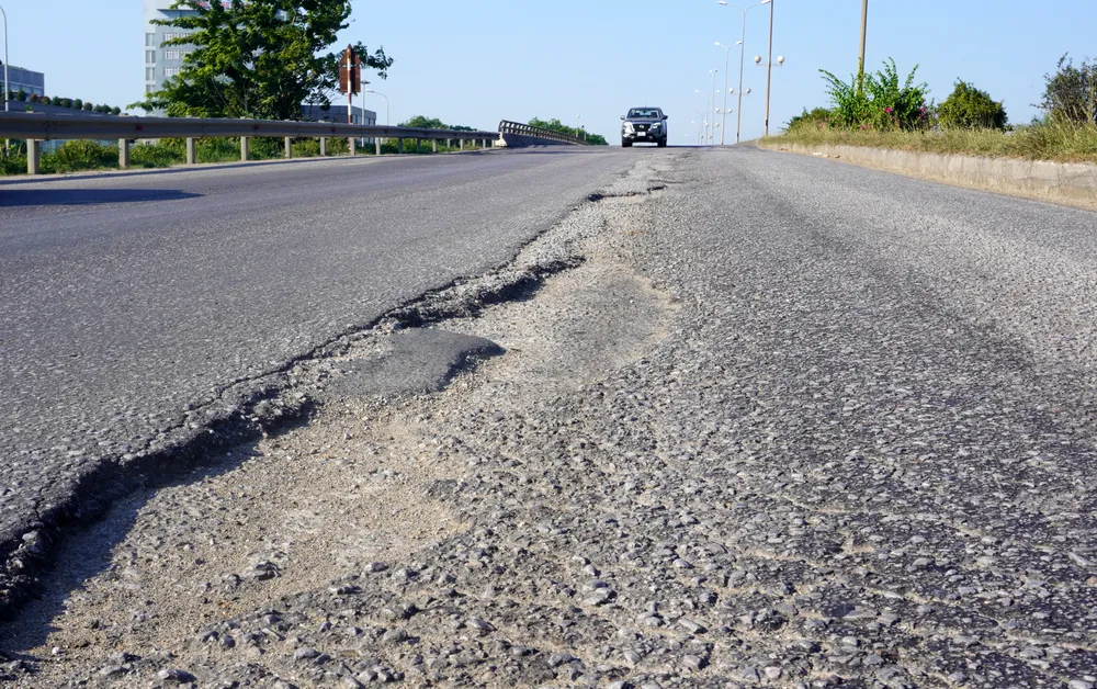Tài xế Nguyễn Văn Chung (43 tuổi), ngụ ở Quảng Hải, TP Thanh Hóa cho biết, hàng ngày bắt buộc phải đi trên tuyến đường Quốc lộ 1A, đoạn tránh thành phố rất lo sợ, chỉ cần trong tích tắc mất tập trung là có thể mất lái, khiến ô tô chao đảo, lệch lái khi xe leo lên những 'sống trâu", "ổ gà". Tài xế Nguyễn Văn Chung (43 tuổi), ngụ ở Quảng Hải, TP Thanh Hóa cho biết, hàng ngày bắt buộc phải đi trên tuyến đường Quốc lộ 1A, đoạn tránh thành phố rất lo sợ, chỉ cần trong tích tắc mất tập trung là có thể mất lái, khiến ô tô chao đảo, lệch lái khi xe leo lên những 'sống trâu", "ổ gà".