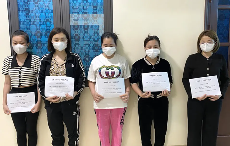 Các bị can bị Công an Nam Định khởi tố, bắt giam về tội đánh bạc và tổ chức đánh bạc. Ảnh: CA Đường Đây Đánh Bạc Ở Nam Định