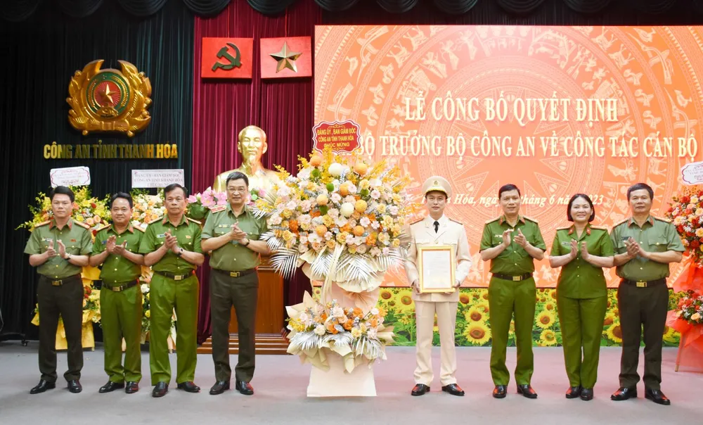 Thiếu tướng Trần Phú Hà, Giám đốc Công an tỉnh Thanh Hóa, trao quyết định cho Đại tá Phùng Xuân Tiến. Ảnh: CATH
