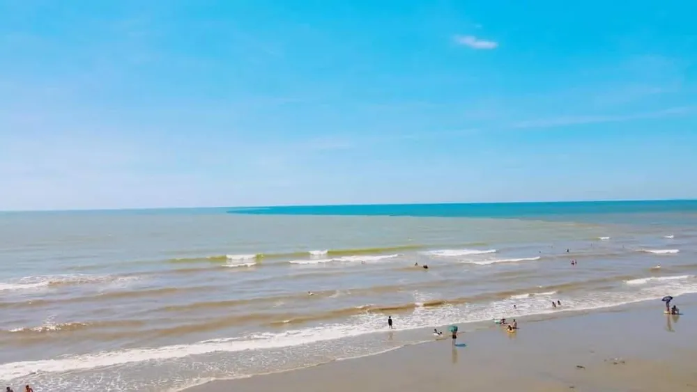 Hình ảnh mặt biển Sầm Sơn chia đôi màu.