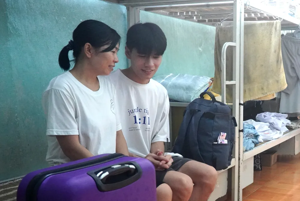 Chị Lò Thị Thỏa (38 tuổi), quê ở xã Xuân Chinh, huyện miền núi Thường Xuân (Thanh Hóa) đang là công nhân làm việc tại tỉnh Bình Dương vượt hơn 1.400 km về động viên con trước kì thi THPT. Ảnh: Đ. TRUNG Chị Lò Thị Thỏa (38 tuổi), quê ở xã Xuân Chinh, huyện miền núi Thường Xuân (Thanh Hóa) đang là công nhân làm việc tại tỉnh Bình Dương vượt hơn 1.400 km về động viên con trước kì thi THPT. Ảnh: Đ. TRUNG