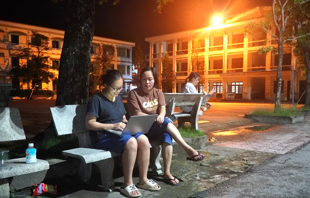 Nhiều phụ huynh vượt cả trăm km từ các huyện miền núi Thanh Hóa đăng kí, đồng hành cùng các con trong suốt những ngày kỳ thi tốt nghiệp THPT diễn ra. Ảnh: Đ. TRUNG Nhiều phụ huynh vượt cả trăm km từ các huyện miền núi Thanh Hóa đăng kí, đồng hành cùng các con trong suốt những ngày kỳ thi tốt nghiệp THPT diễn ra. Ảnh: Đ. TRUNG