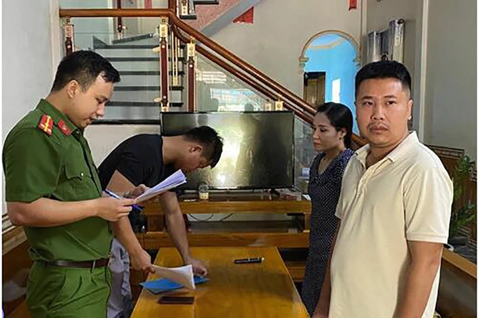 Công an thực hiện lệnh khám xét nơi ở của các đối tượng cho vay nặng lãi. Ảnh: CATH