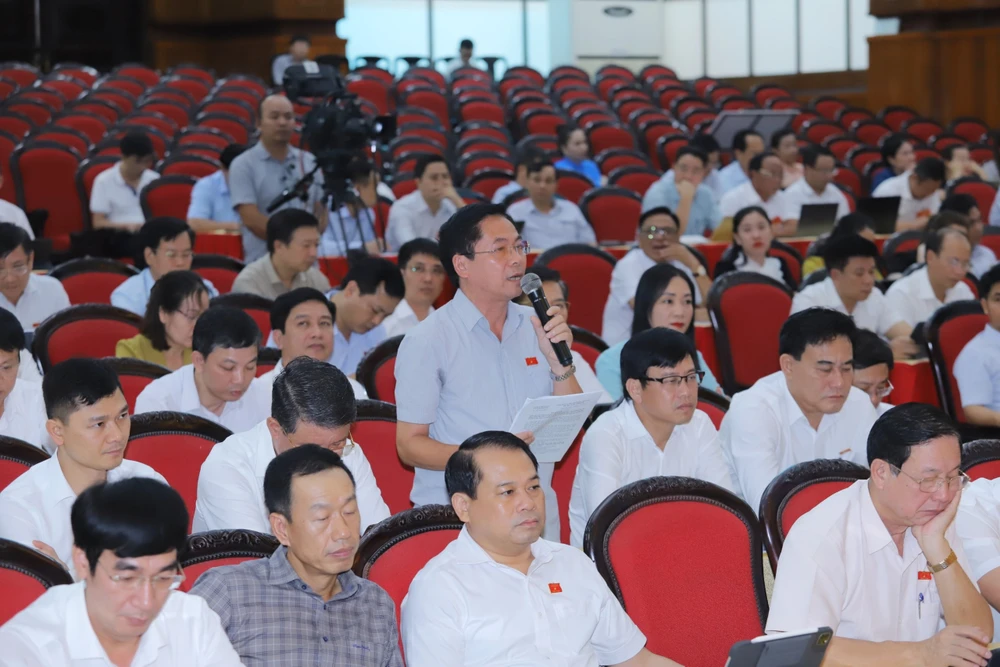 Đại biểu HĐND tỉnh Thanh Hóa chất vấn Giám đốc Sở TN&amp;MT chiều 11-7. Ảnh: ĐẶNG TRUNG