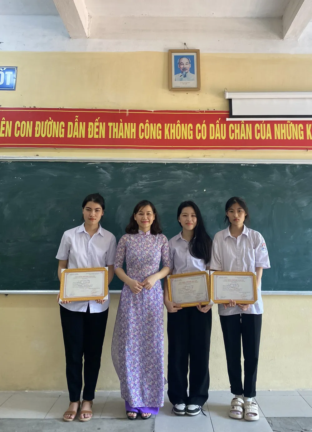 Nữ sinh Trần Ngọc Đan Thanh đứng bên cạnh cô giáo (thứ 3 từ trái sang) từng đạt nhiều danh hiệu trong các kỳ thi học sinh giỏi. Ảnh: NVCC