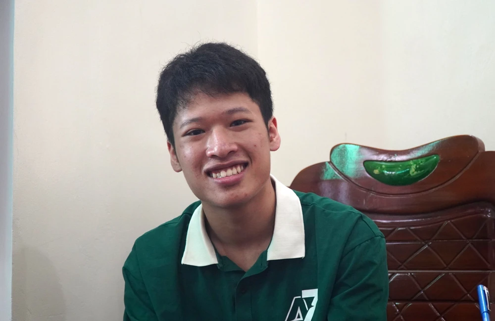 Niềm vui Mai Duy Anh Quân, Thủ khoa khối B00 Kỳ thi tốt nghiệp THPT 2023. Ảnh: ĐT