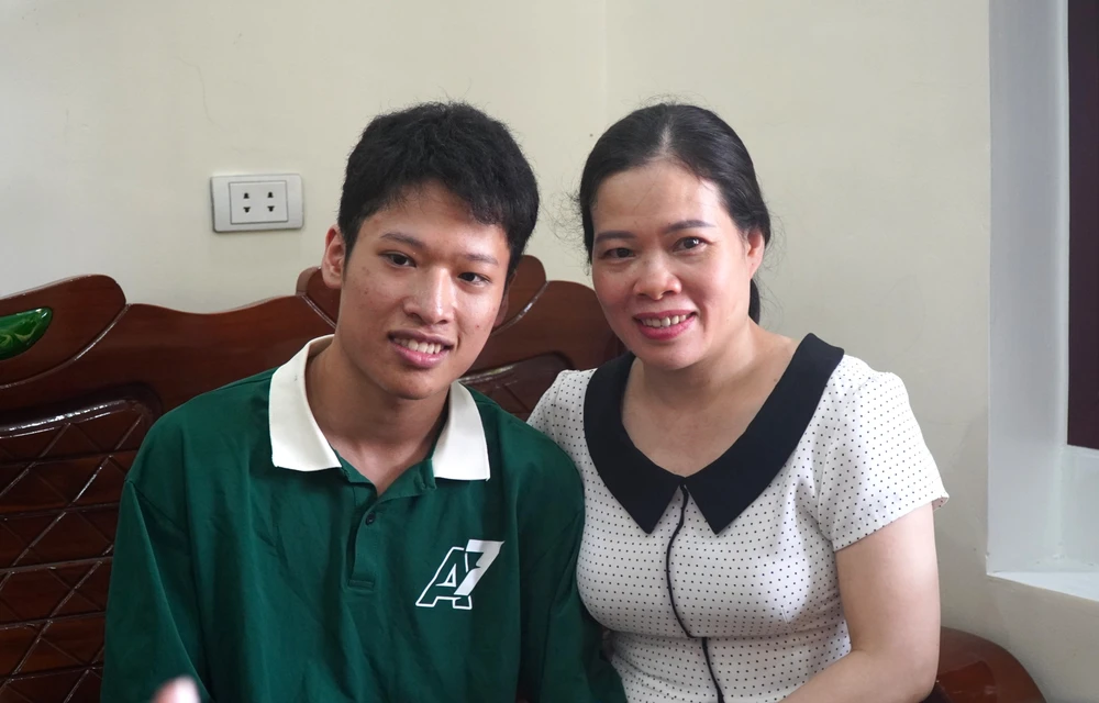 Nam sinh Mai Duy Anh Quân, lớp 12A7, Trường THPT Nông Cống 2, huyện Nông Cống, Thanh Hóa cùng mẹ trong ngày nhận kết quả thủ khoa khối B00. Ảnh: ĐT