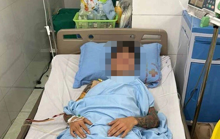 Nạn nhân Vũ Viết K tại Bệnh viện Đa khoa tỉnh Thanh Hóa. Ảnh: ĐT