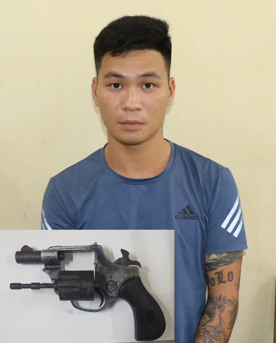 Nguyễn Thái Bằng và tang vật vụ án. Ảnh: CATH